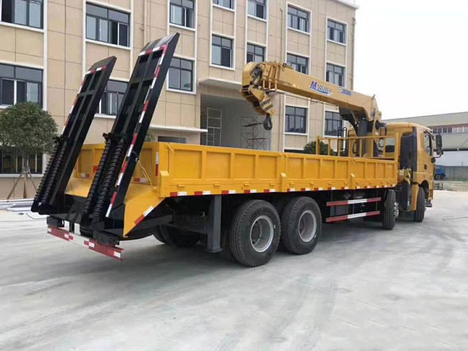 徐工吊機12噸徐工漢風隨車吊帶爬梯圖片展示4 徐工吊機12噸徐工漢風隨車吊帶爬梯圖片展示4