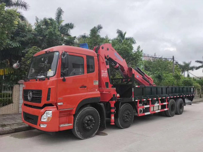 江威吊機16噸折臂東風天龍前四后八隨車吊圖片展示4 江威吊機16噸折臂東風天龍前四后八隨車吊圖片展示4