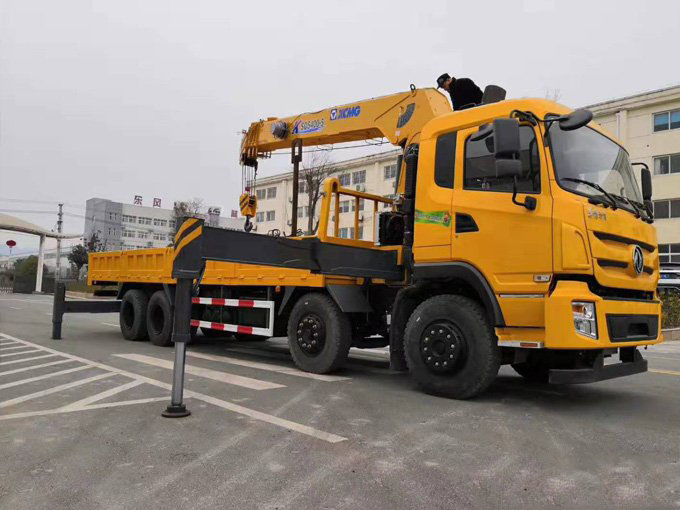 徐工吊機(jī)16噸東風(fēng)特商前四后八隨車吊圖片展示2 徐工吊機(jī)16噸東風(fēng)特商前四后八隨車吊圖片展示2