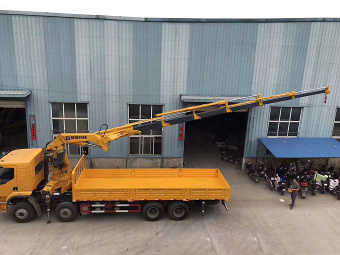 昊意遙控折臂吊機(jī)16噸柳汽乘龍隨車吊圖片展示3 昊意遙控折臂吊機(jī)16噸柳汽乘龍隨車吊圖片展示3
