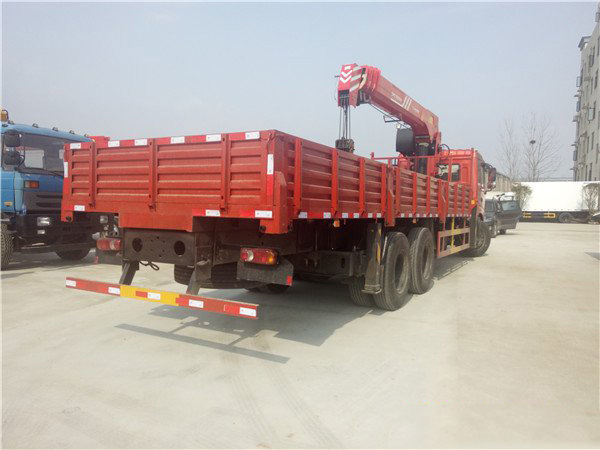 三一12噸后雙橋東風(fēng)隨車吊圖片展示4 三一12噸后雙橋東風(fēng)隨車吊圖片展示4