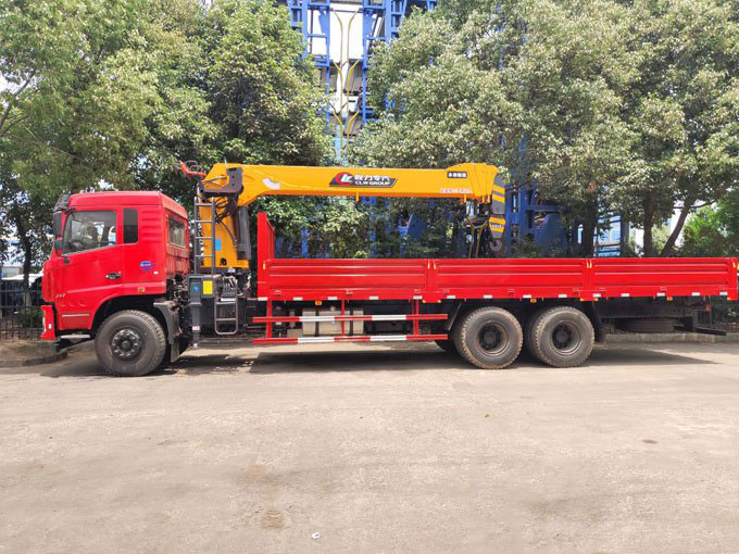 程力吊機(jī)12噸東風(fēng)后八輪D3L隨車(chē)吊圖片展示6 程力吊機(jī)12噸東風(fēng)后八輪D3L隨車(chē)吊圖片展示6