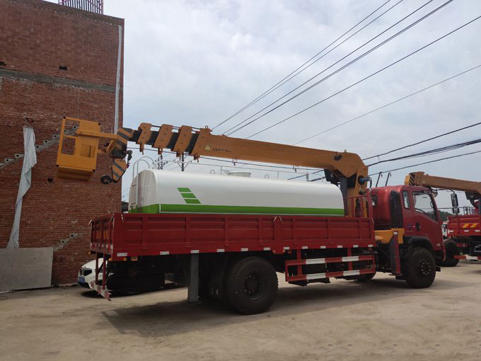 程力吊機8噸東風(fēng)隨車吊帶吊籃副灑水于一體多功能隨車吊