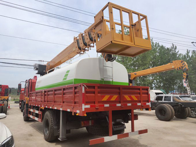 程力吊機8噸東風(fēng)隨車吊帶吊籃副灑水于一體多功能隨車吊圖片展示3