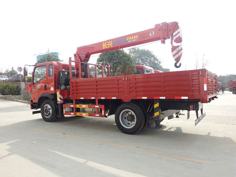 長興6.3噸重汽王牌隨車吊圖片展示4