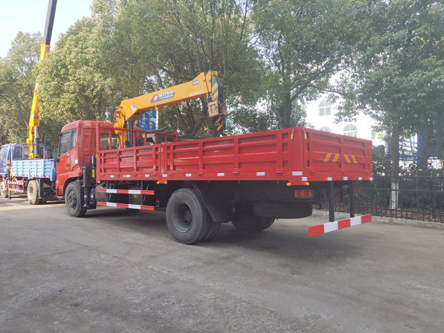 程力吊機(jī)6.3噸東風(fēng)天錦隨車吊圖片展示2 程力吊機(jī)6.3噸東風(fēng)天錦隨車吊圖片展示2