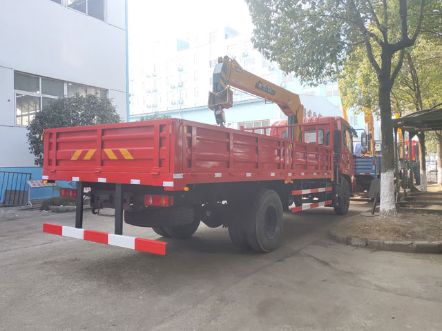 程力吊機(jī)6.3噸東風(fēng)天錦隨車吊圖片展示4 程力吊機(jī)6.3噸東風(fēng)天錦隨車吊圖片展示4