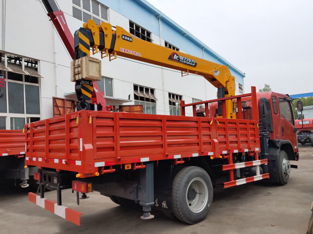 程力吊機(jī)6.3噸大運(yùn)運(yùn)途隨車吊圖片展示4