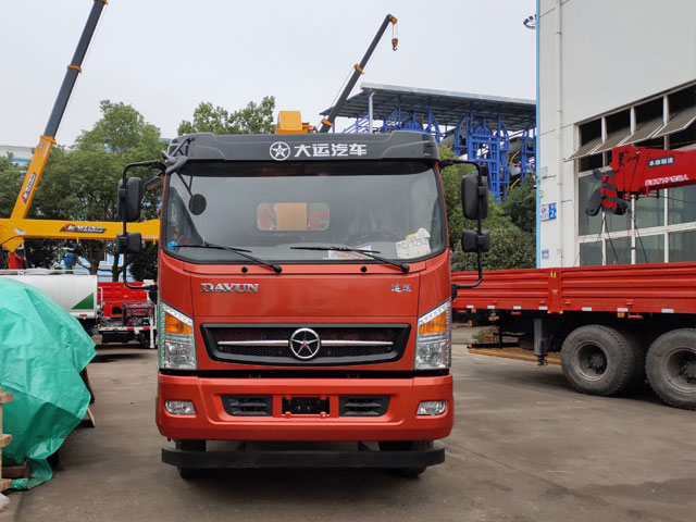 程力吊機(jī)6.3噸大運(yùn)運(yùn)途隨車吊圖片展示2