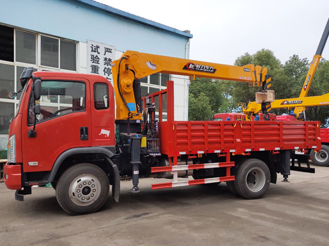 程力吊機(jī)6.3噸大運(yùn)運(yùn)途隨車吊