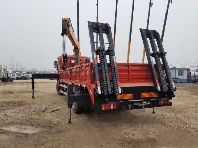 程力吊機6.3噸東風御虎D912隨車吊帶爬梯圖片展示4