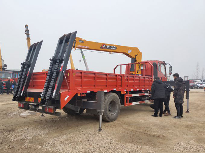 程力吊機6.3噸東風御虎D912隨車吊帶爬梯圖片展示3