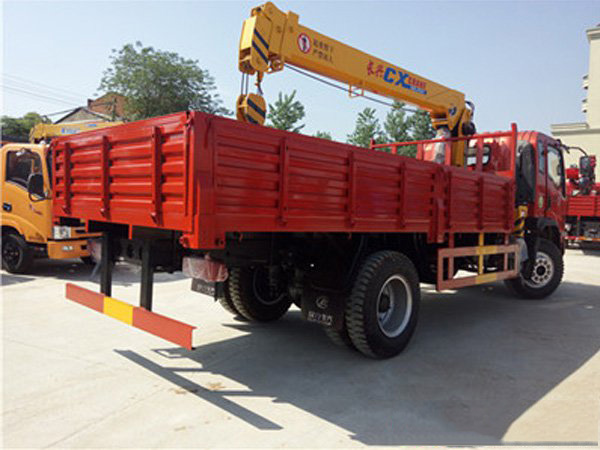 大運(yùn)5噸隨車起重運(yùn)輸車