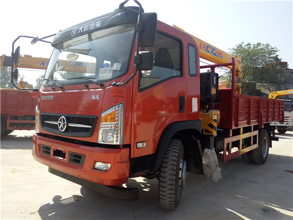 大運5噸隨車起重運輸車