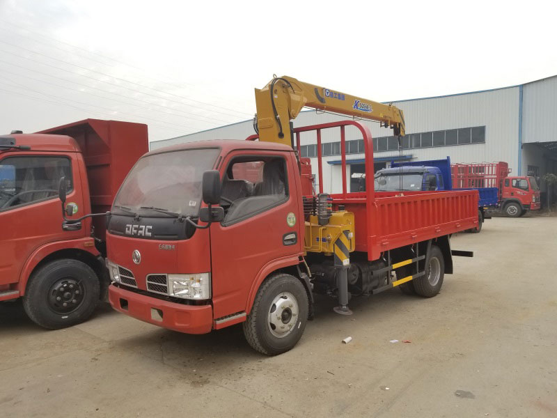 藍牌2噸東風隨車吊（東風 -- 福瑞卡2噸隨車起重運輸車）圖片展示2