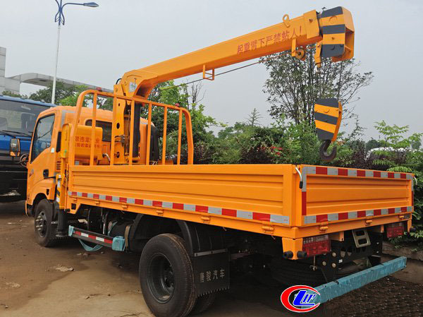 藍牌騰宇3.2噸唐駿隨車吊（唐駿3.2噸隨車起重運輸車）