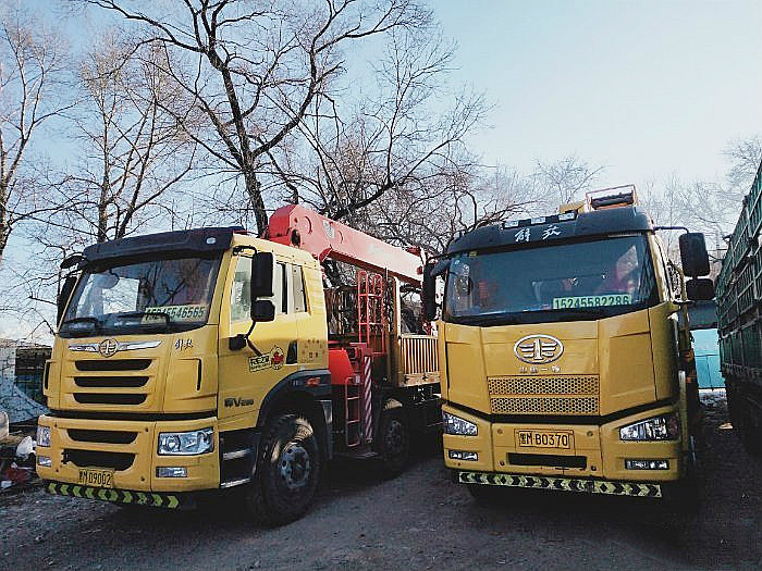 隨車吊選擇小三軸、后八輪、前四后八哪個(gè)好用？