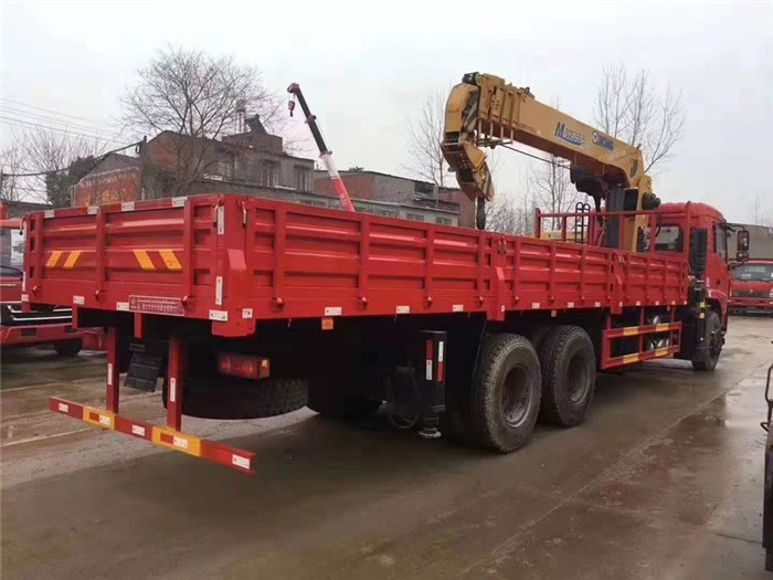 河南洛陽翟老板訂購東風D3后八輪徐工12噸隨車吊