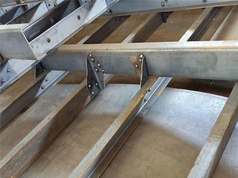 隨車吊冷鉚車廂,抗變形、抗開裂、結實耐用