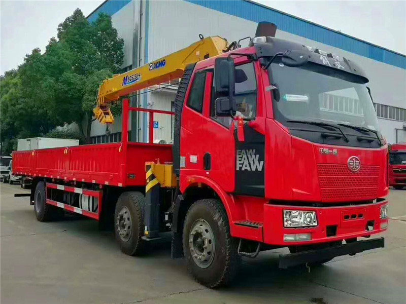 解放12噸價(jià)格隨車(chē)吊多少錢(qián)一臺(tái)？