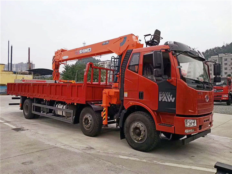 解放12噸價(jià)格隨車(chē)吊多少錢(qián)一臺(tái)？