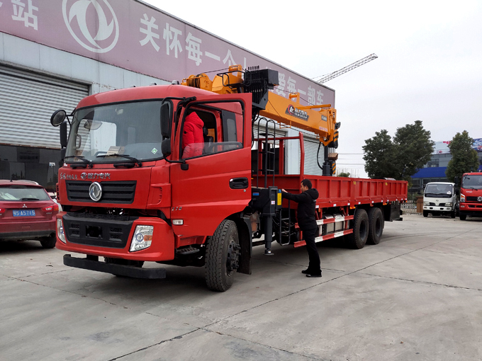 12噸東風(fēng)隨車(chē)吊帶鉆頭副鉤遙控雙聯(lián)泵于一體多功能隨車(chē)吊