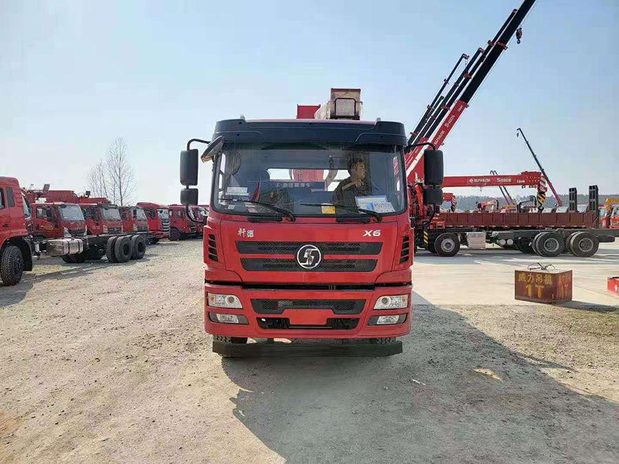 陜汽軒德X6 宏昌天馬12噸隨車吊圖片展示2 陜汽軒德X6 宏昌天馬12噸隨車吊圖片展示2