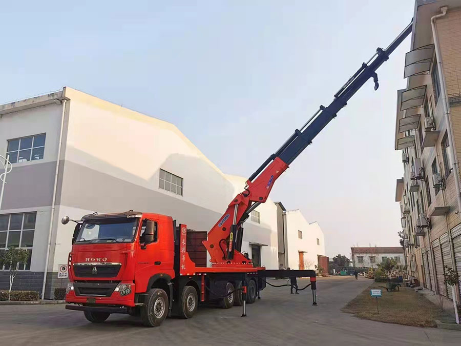 重汽豪沃165噸隨車吊霸氣問世