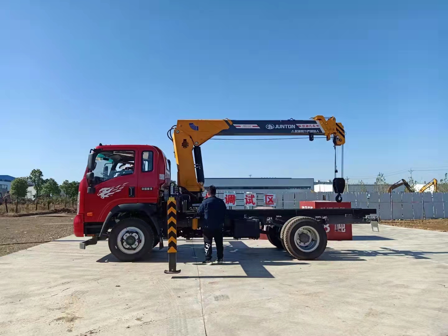 山區(qū)版重汽王牌隨車吊 6.3噸吊機(jī)